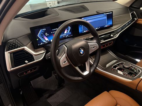 Used 2025 BMW X7 xDrive40i w/ Premium Package AWD/4WD image 4