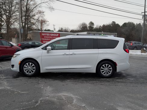 Used 2018 Chrysler Pacifica Touring-L image 8