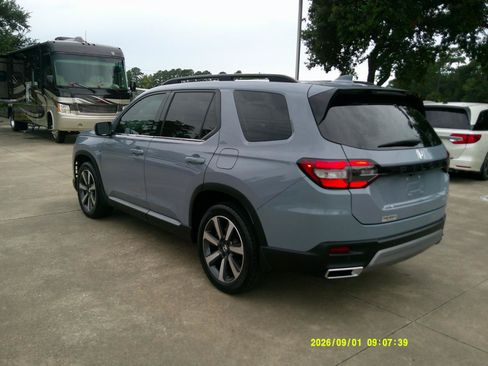 Used 2023 Honda Pilot Touring image 2