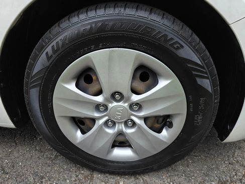 Used 2017 Kia Forte LX image 9