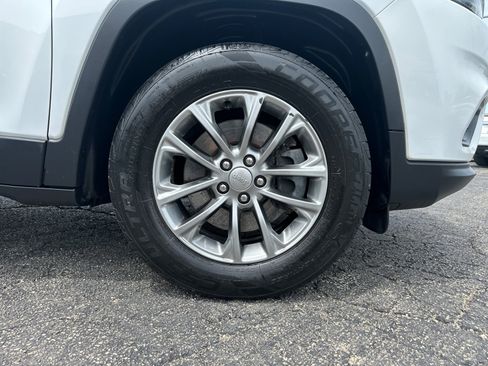 Used 2019 Jeep Cherokee Latitude Plus w/ Comfort/Convenience Group AWD/4WD image 14
