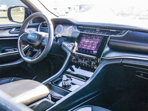 Used 2024 Jeep Grand Cherokee Altitude image 22