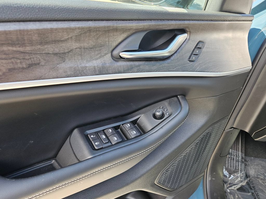 New 2026 Jeep Grand Cherokee L Limited w/ Luxury Tech Group II AWD/4WD image 21