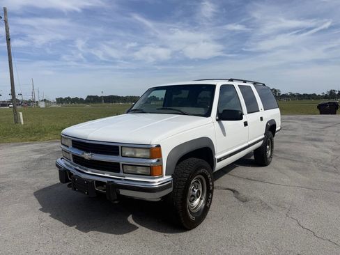 Used 1999 Chevrolet Suburban 2500 w/ Preferred Equipment Group 2 image 1