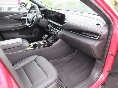 Used 2024 Buick Envista Sport Touring w/ Convenience II Package FWD image 11