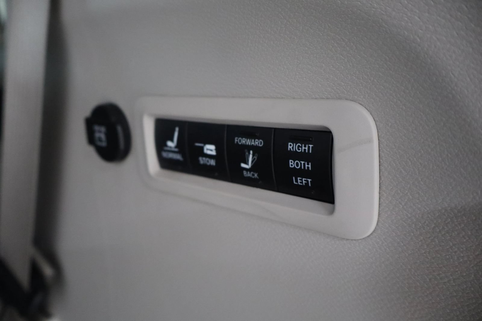 Used 2017 Chrysler Pacifica Limited w/ UConnect Theater Package FWD image 11