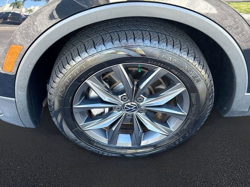 Used 2022 Volkswagen Tiguan SE w/ Panoramic Sunroof Package image 37