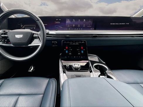 Certified 2025 Cadillac Escalade IQ Luxury 2 w/ LPO, Premium Carpet Package AWD/4WD image 7