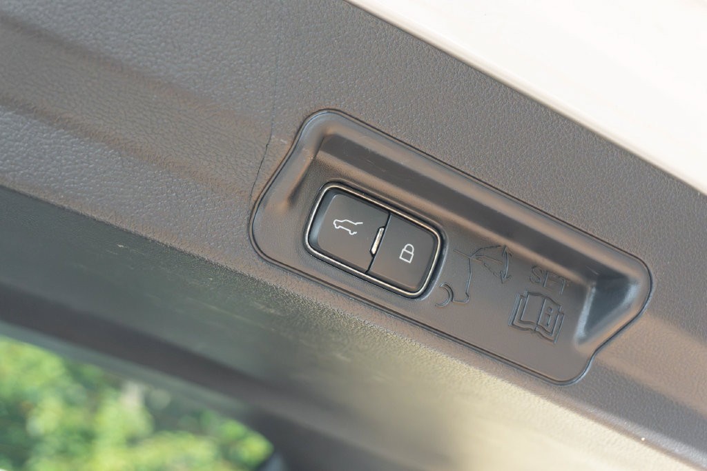Used 2021 Ford Explorer Platinum w/ Premium Technology Package RWD image 13