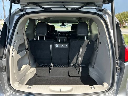 Used 2017 Chrysler Pacifica Touring-L w/ Tire & Wheel Group FWD image 40