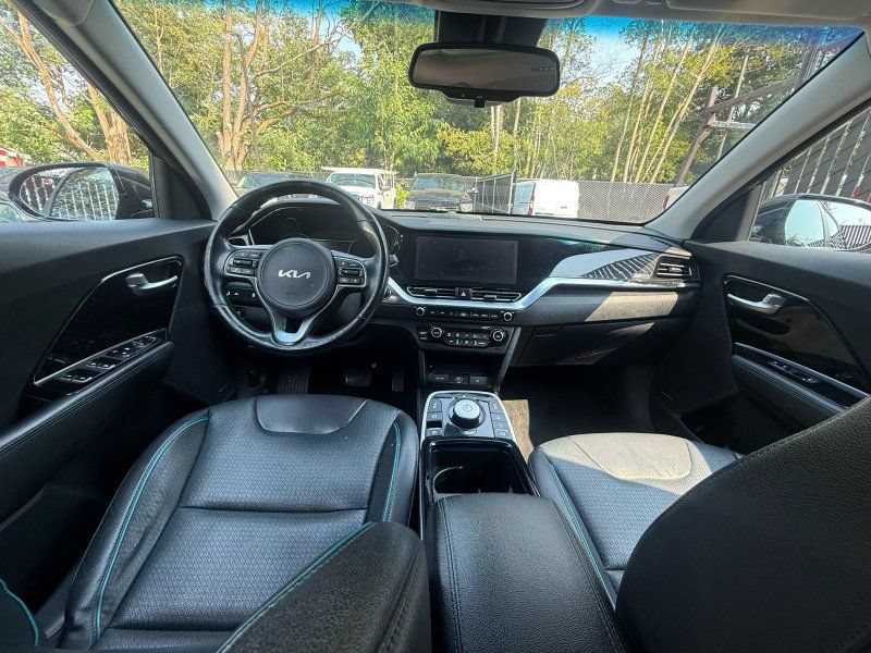 Used 2022 Kia Niro EX Premium w/ Cold Weather Package FWD image 10