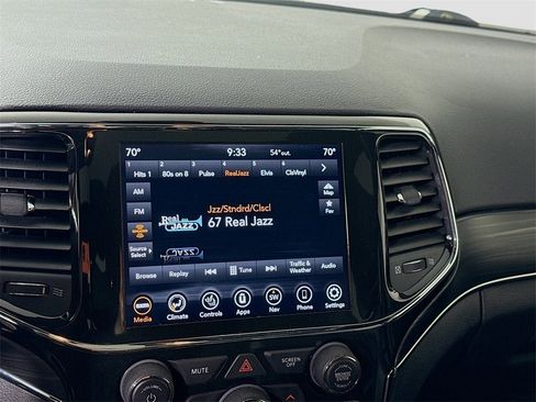 Used 2022 Jeep Grand Cherokee Limited image 9