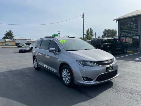 Used 2017 Chrysler Pacifica Touring-L FWD image 2