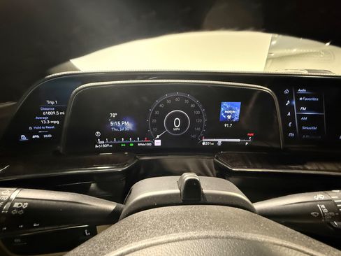Used 2023 Cadillac Escalade Premium Luxury AWD/4WD image 22