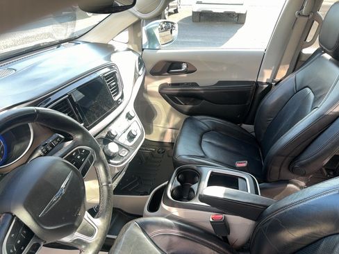 Used 2018 Chrysler Pacifica Touring-L Plus FWD image 19