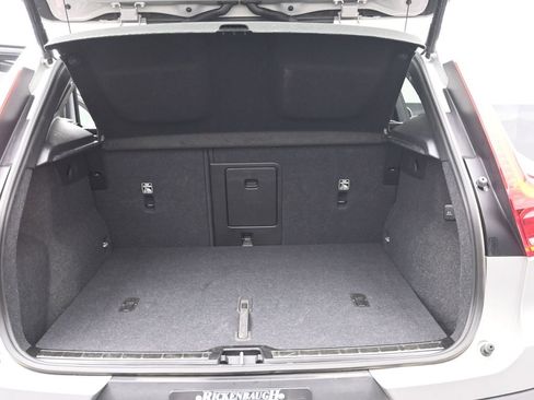 Used 2025 Volvo XC40 B5 Plus image 12