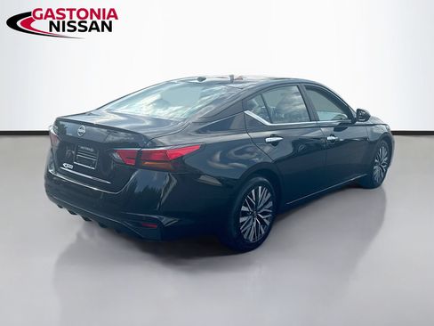 Used 2025 Nissan Altima 2.5 SV FWD image 9