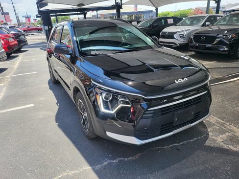 Used 2025 Kia Niro LX FWD image 2