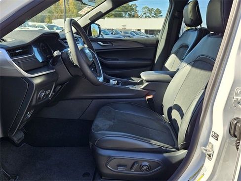 New 2025 Jeep Grand Cherokee Altitude image 10