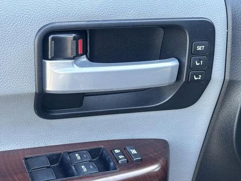 Used 2014 Toyota Sequoia Platinum image 26