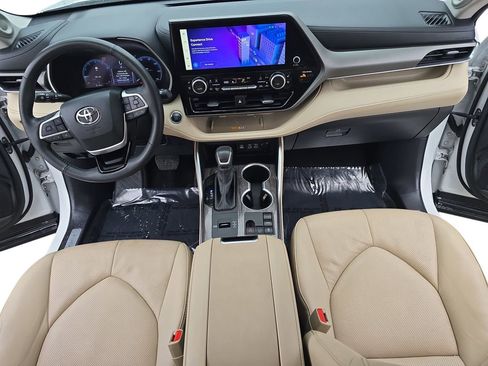 Used 2024 Toyota Highlander Limited image 9