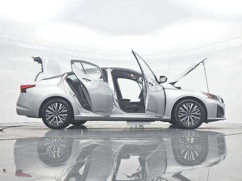 Used 2024 Nissan Altima 2.5 SV FWD image 50