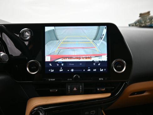 Used 2025 Lexus NX 250 FWD w/ Towing Package (2000 Lbs) image 17