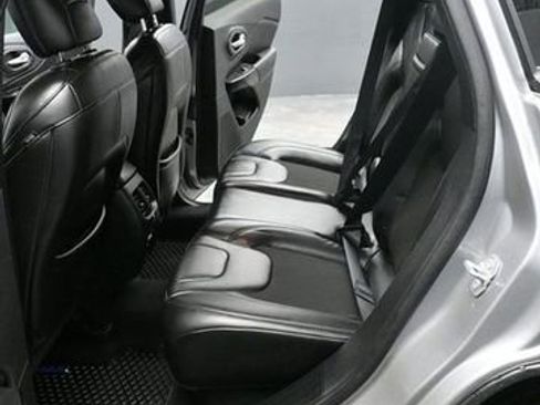 Used 2019 Jeep Cherokee Latitude Plus AWD/4WD image 11