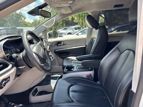 Used 2023 Chrysler Pacifica Touring-L FWD image 10