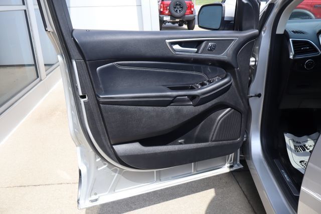 Used 2017 Ford Edge Titanium w/ Technology Package AWD/4WD image 13