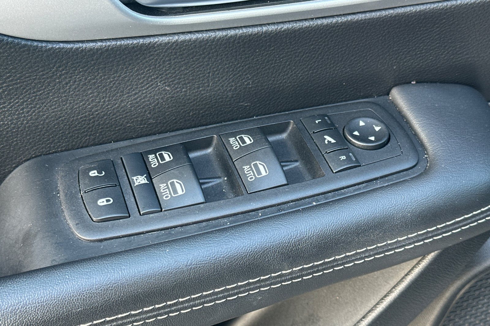 Used 2025 Chrysler Pacifica Limited FWD image 12