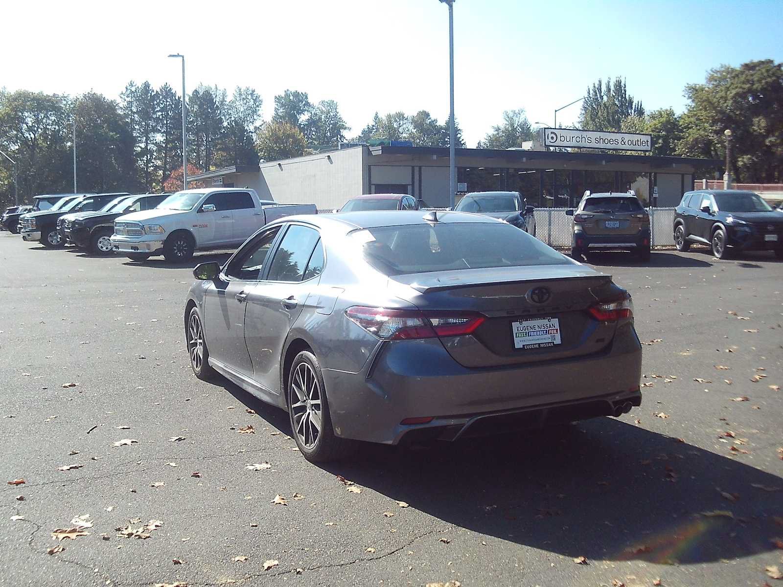 Used 2023 Toyota Camry SE w/ Protection Package (Q2) (TMS) FWD image 3