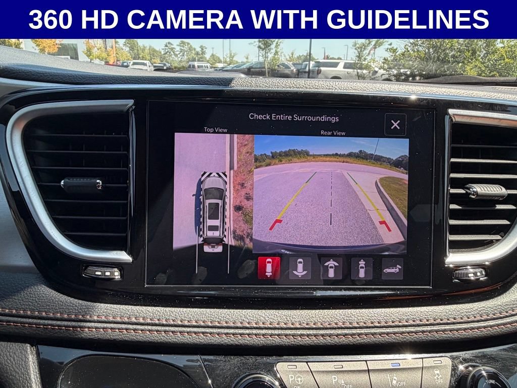 Used 2024 Chrysler Pacifica Pinnacle FWD image 4
