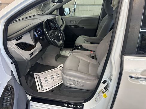 Used 2020 Toyota Sienna XLE Premium w/ Carpet Mat Package image 12