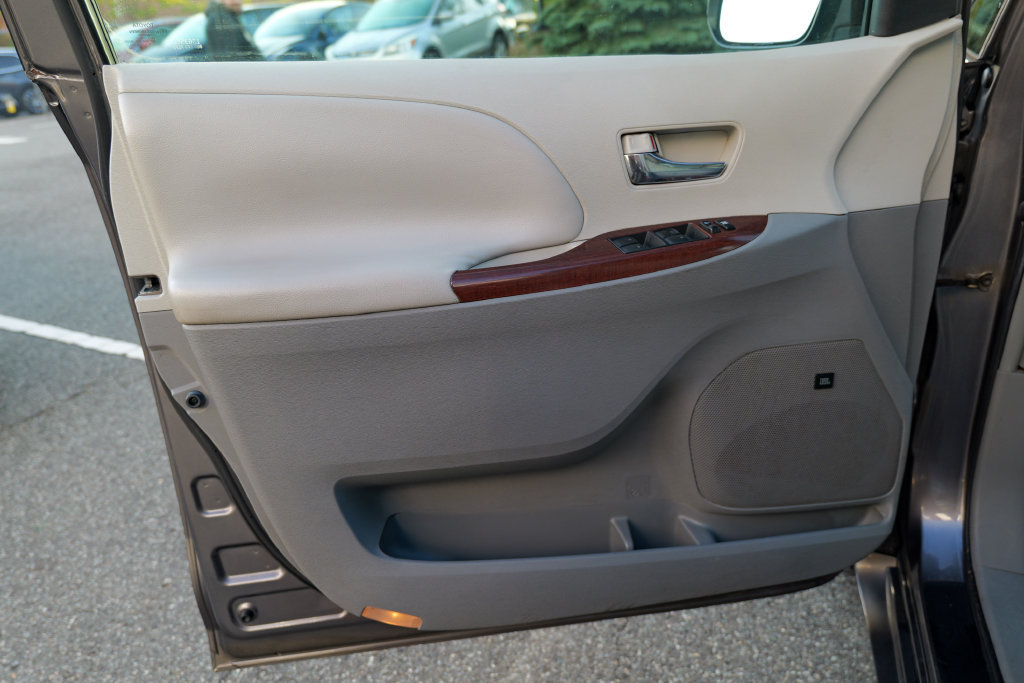 Used 2011 Toyota Sienna XLE w/ Premium Pkg FWD image 14