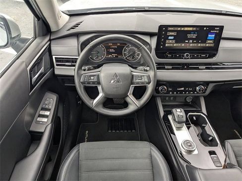 Used 2025 Mitsubishi Outlander SE image 15