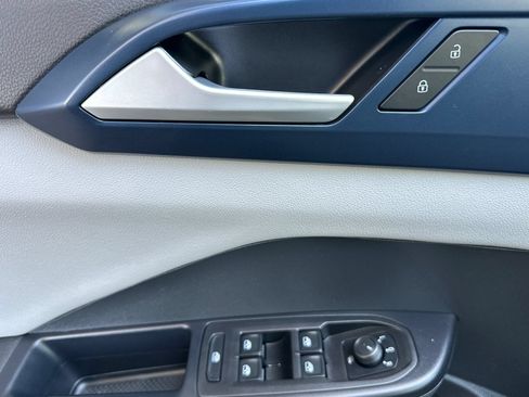 Used 2023 Volkswagen Taos SE w/ Panoramic Sunroof Package FWD image 11