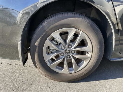 Used 2025 Toyota Sienna XLE image 8