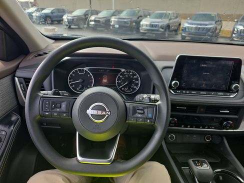 Used 2023 Nissan Rogue SV image 14