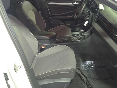 Certified 2025 Volkswagen Jetta Sport FWD image 17