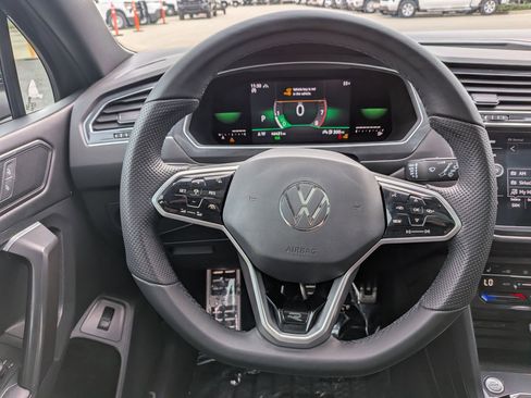 Used 2022 Volkswagen Tiguan SE R-Line image 17
