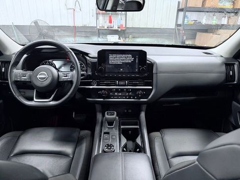Used 2024 Nissan Pathfinder SL w/ Black Appearance Package AWD/4WD image 24