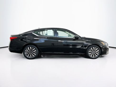 Used 2025 Nissan Altima 2.5 SV FWD image 10