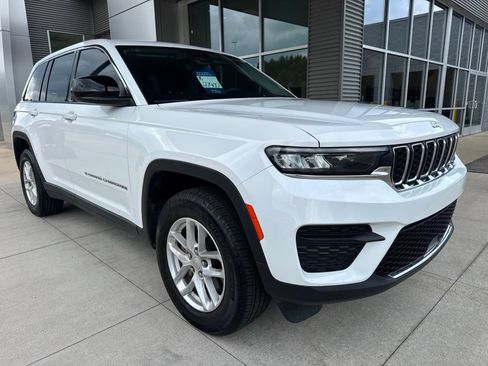 Used 2023 Jeep Grand Cherokee Laredo X AWD/4WD image 10