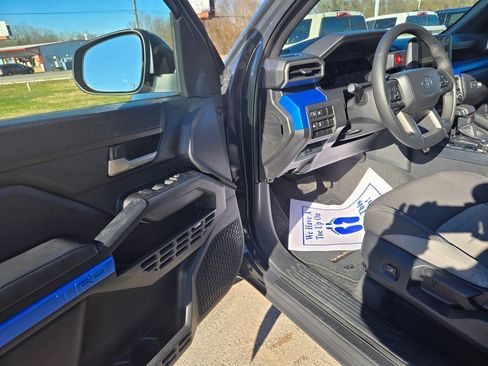 Used 2025 Toyota Tacoma TRD Off-Road image 6