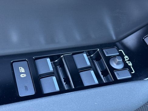 Certified 2025 Land Rover Range Rover Velar Dynamic SE image 11