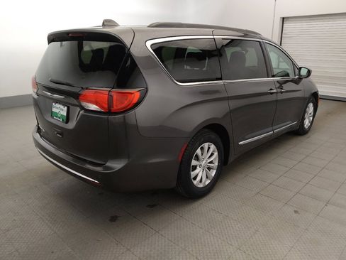 Used 2017 Chrysler Pacifica Touring-L image 10