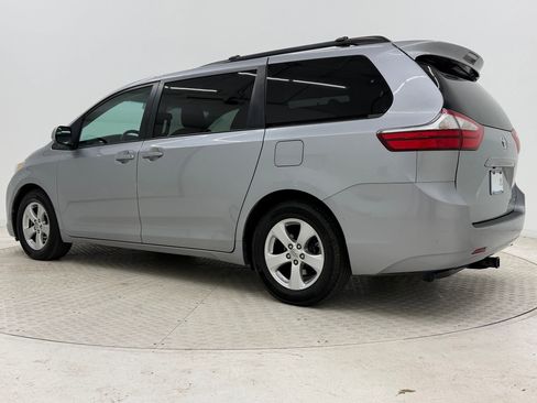 Used 2016 Toyota Sienna LE image 3