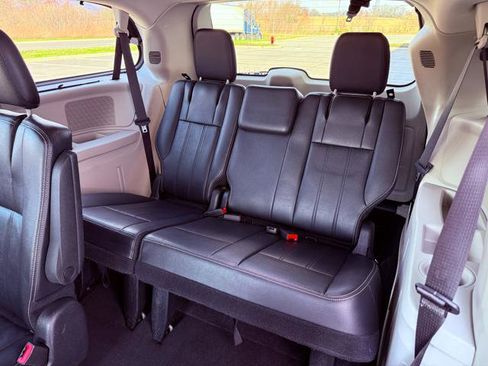 Used 2015 Chrysler Town & Country Touring image 17