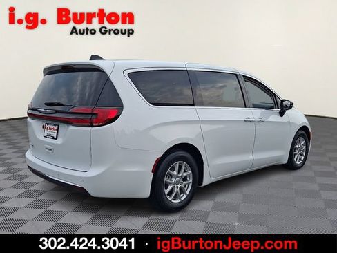 Used 2024 Chrysler Pacifica Touring-L FWD image 6